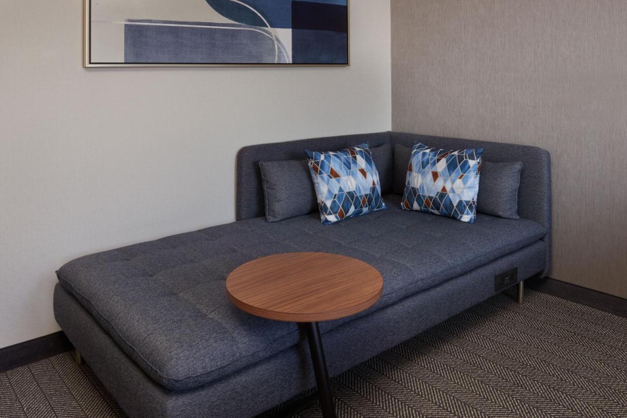 Courtyard By Marriott Kitchener Hotel Ngoại thất bức ảnh